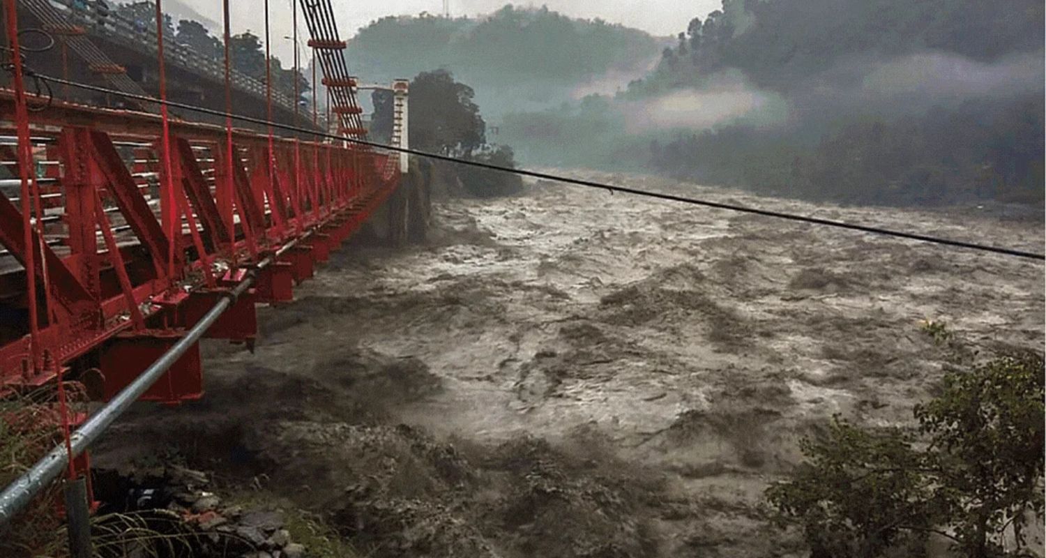 Landslide in Chamba: हिमाचल के चंबा में भूस्खलन से 11 की मौत, उत्तराखंड में बादल फटने से 5 की गई जान, देखें तसवीरें