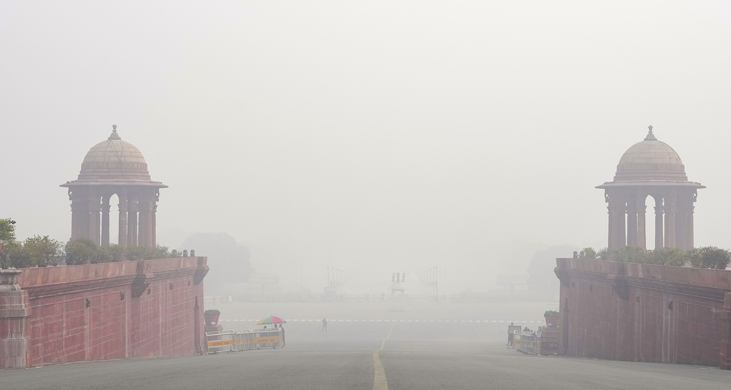 New Delhi: Vijay Chowk engulfed in a layer of fog, in New Delhi, Saturday, Jan. 4, 2025. Dense fog over Delhi for a second consecutive morning reduced visibility to zero in several areas, officials said on Saturday. New Delhi: Vijay Chowk engulfed in a layer of fog, in New Delhi, Saturday, Jan. 4, 2025. Dense fog over Delhi for a second consecutive morning reduced visibility to zero in several areas, officials said on Saturday.