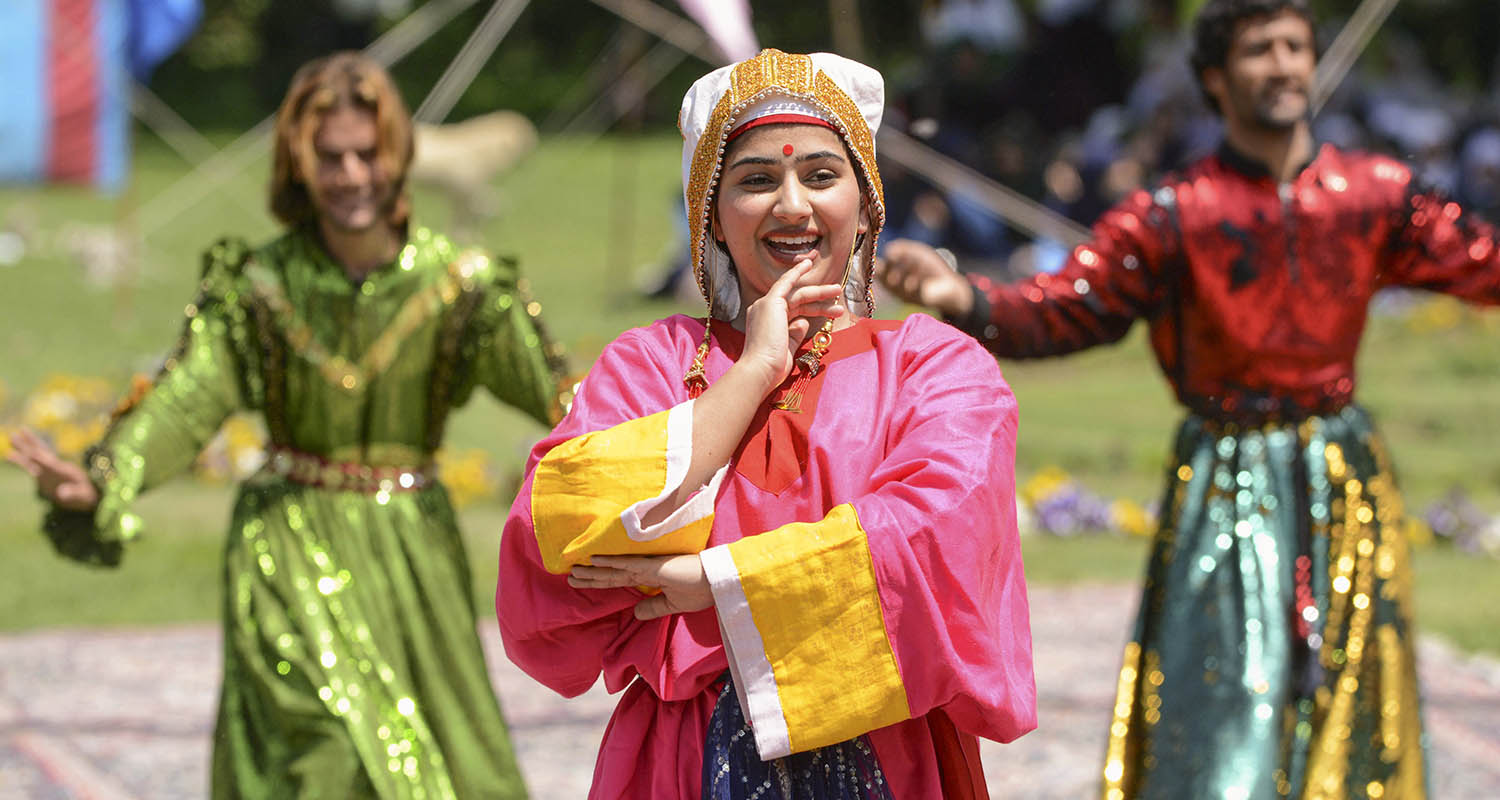 Tourists visit Taj Mahal on a hot summer day, in Prayagraj, Uttar Pradesh, on Tuesday.