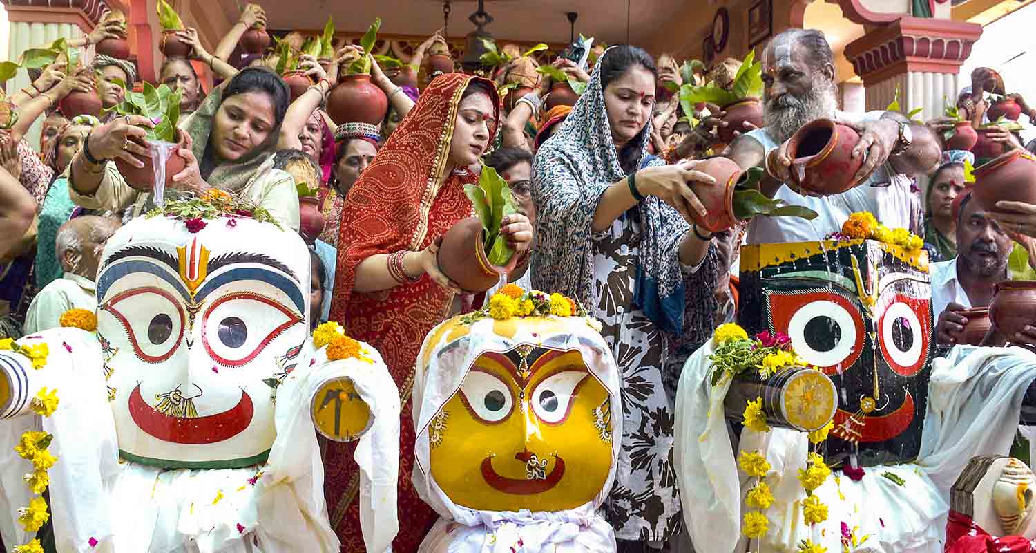 J&K LG Manoj Sinha performed ‘Pratham Puja’ at the holy cave, marking the ceremonial beginning of the annual Amarnath Yatra.