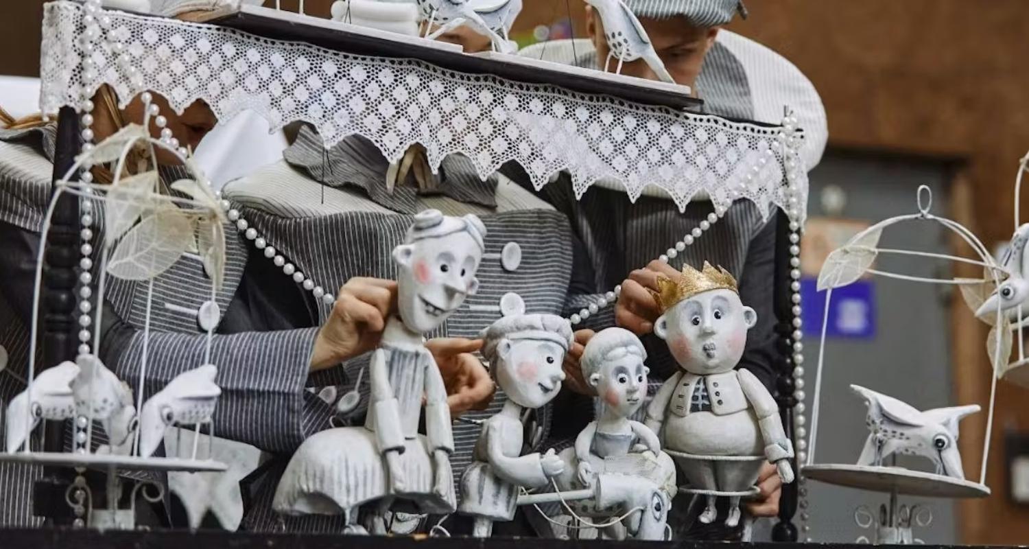 Thread Puppet Show Finding comfort in puppet shows